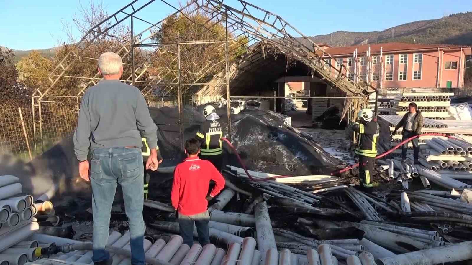 amasyada-plastik-malzeme-dolu-depo-yandi-yukselen-dumanlar-metrelerce-oteden-goruldu