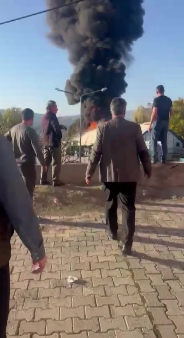 amasyada-plastik-malzeme-dolu-depo-yandi-yukselen-dumanlar-metrelerce-oteden-goruldu