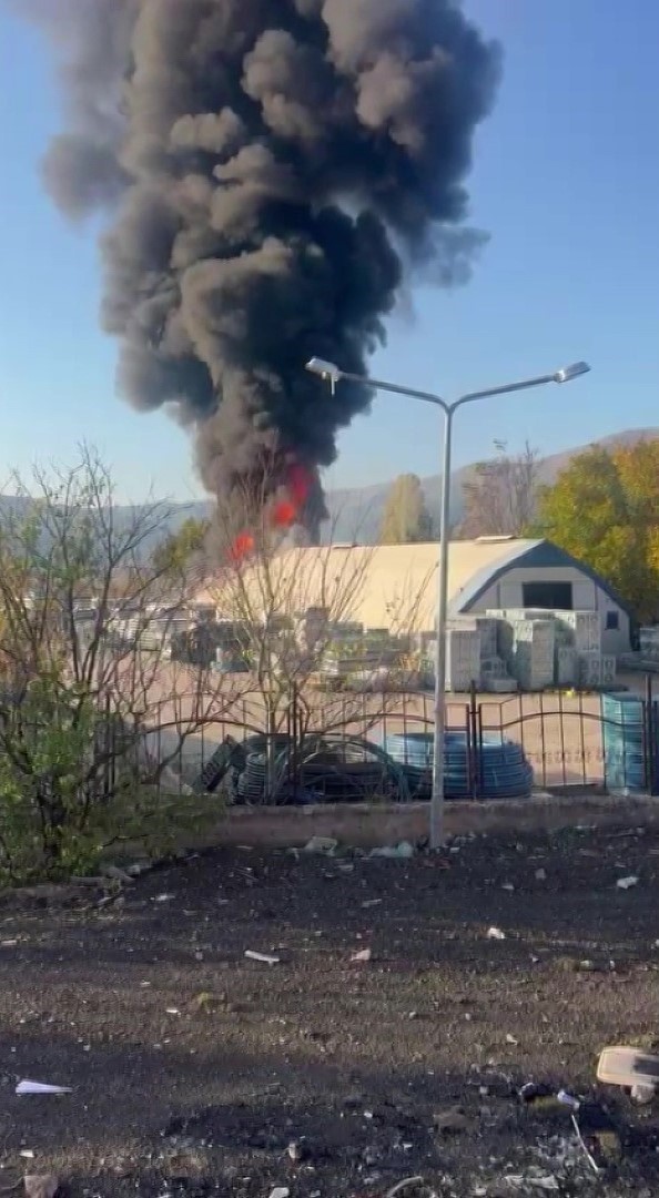 amasyada-plastik-malzeme-dolu-depo-yandi-yukselen-dumanlar-metrelerce-oteden-goruldu