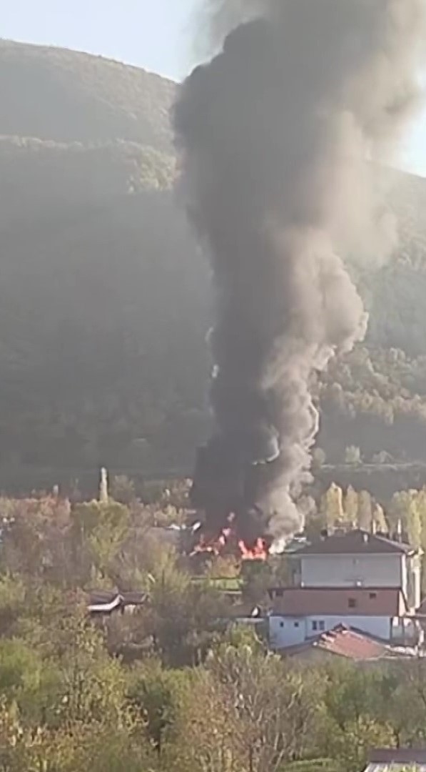 amasyada-plastik-malzeme-dolu-depo-yandi-yukselen-dumanlar-metrelerce-oteden-goruldu