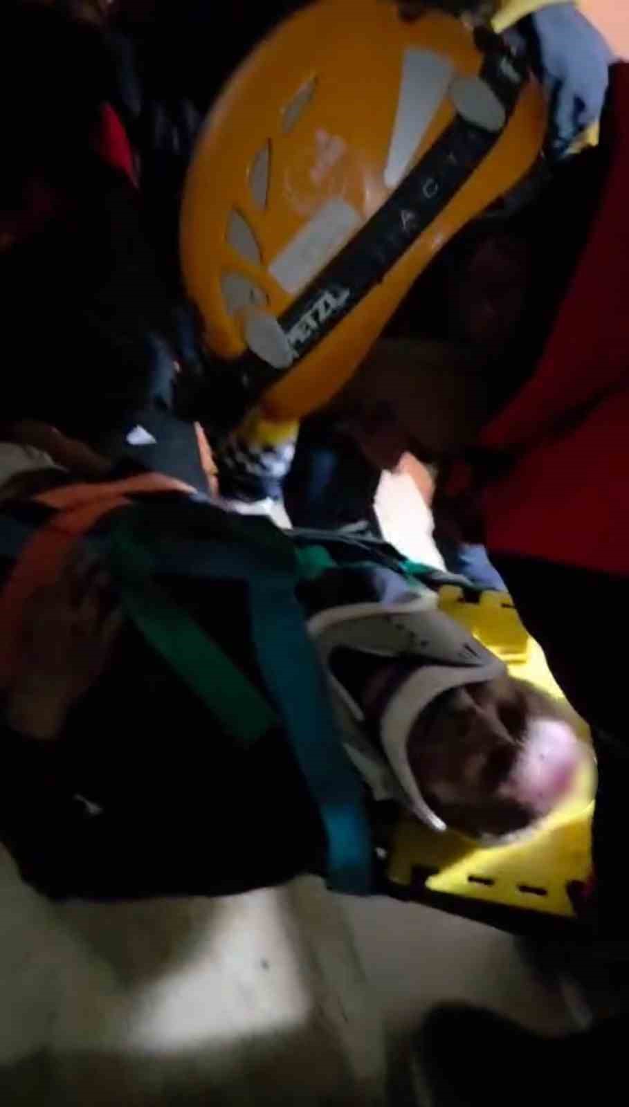 apartman-bosluguna-duserek-yaralanan-yasli-adami-ekipler-kurtardi