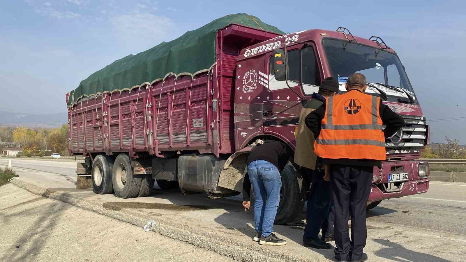 ariza-yapan-otomobile-kamyon-carpti-1-agir-yarali