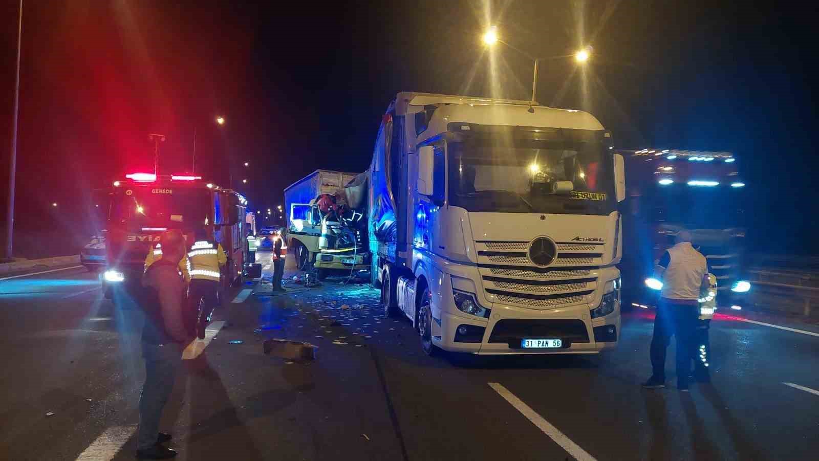 ariza-yapan-tira-carpan-kamyon-soforu-hayatini-kaybetti