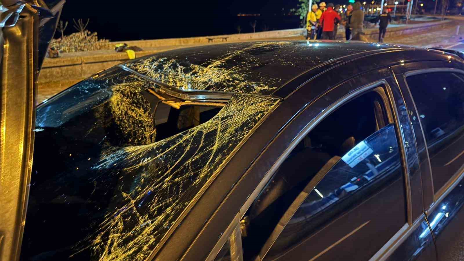 arkadaslarinin-hali-saha-futbol-macini-izlemeye-giden-gence-otomobil-carpti