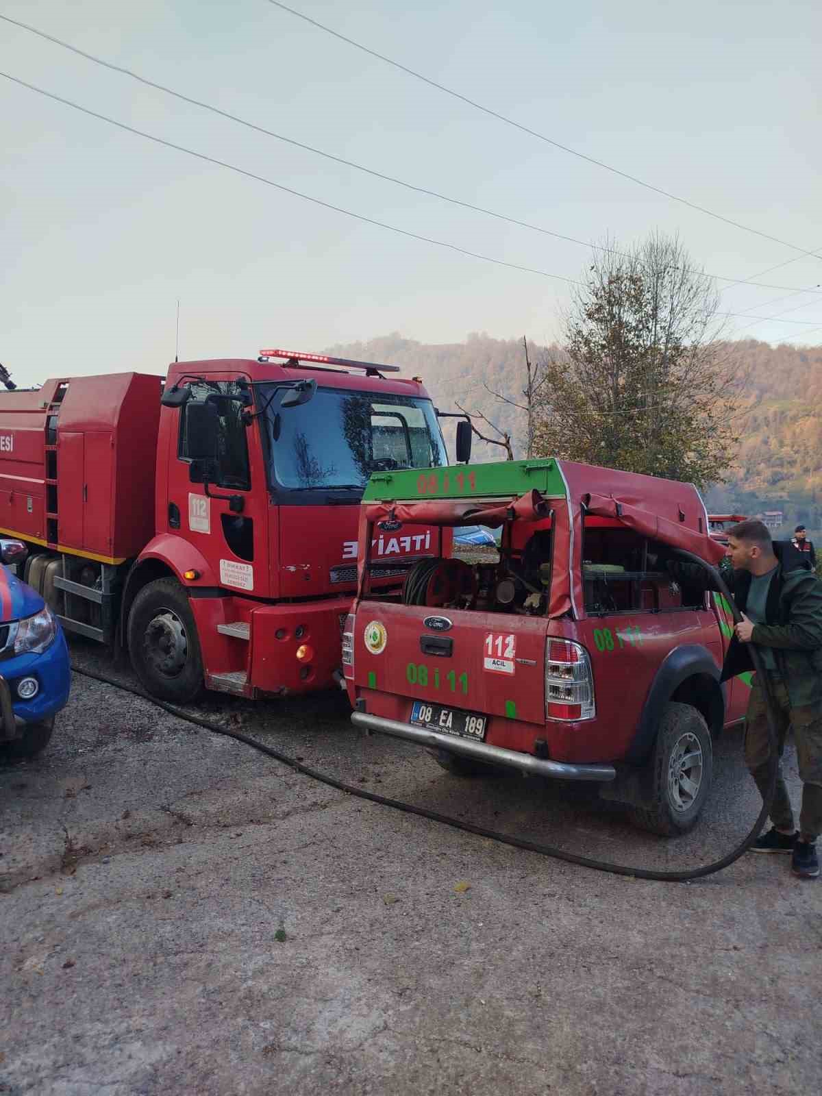 artvin-hopada-ziraat-alaninda-cikan-yangin-ormana-sicradi