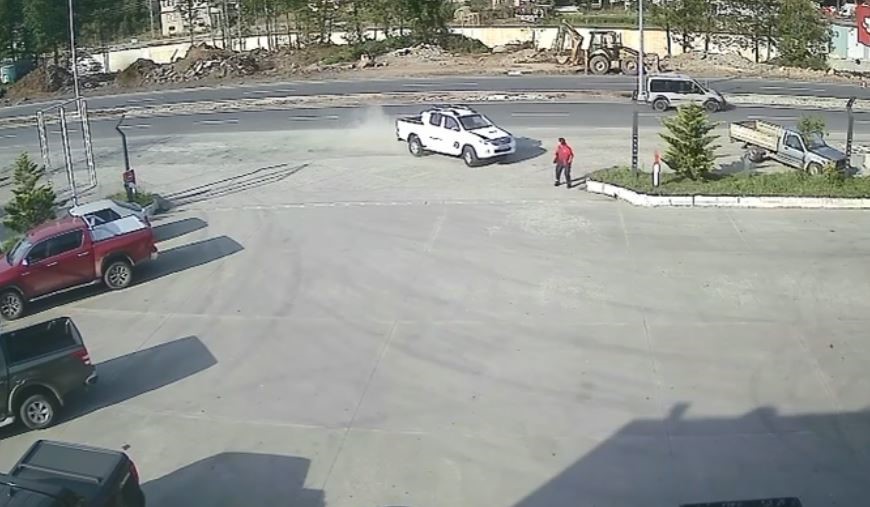 artvinde-akaryakit-istasyonu-calisanina-kamyonet-carpti