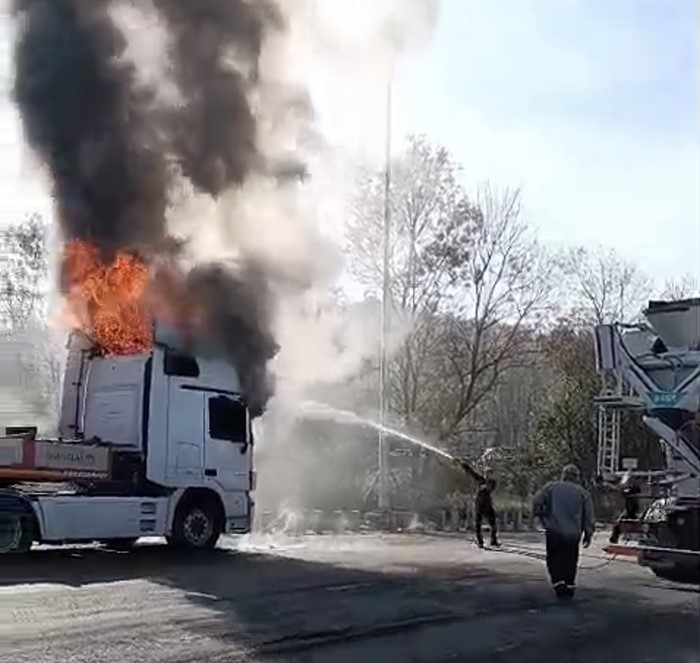 ayni-noktada-yarim-saat-arayla-iki-kamyon-yandi