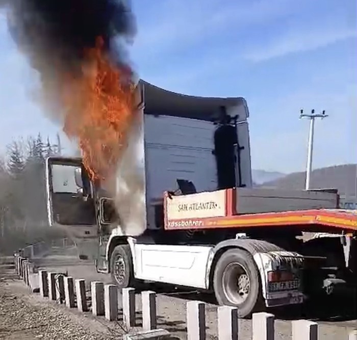 ayni-noktada-yarim-saat-arayla-iki-kamyon-yandi