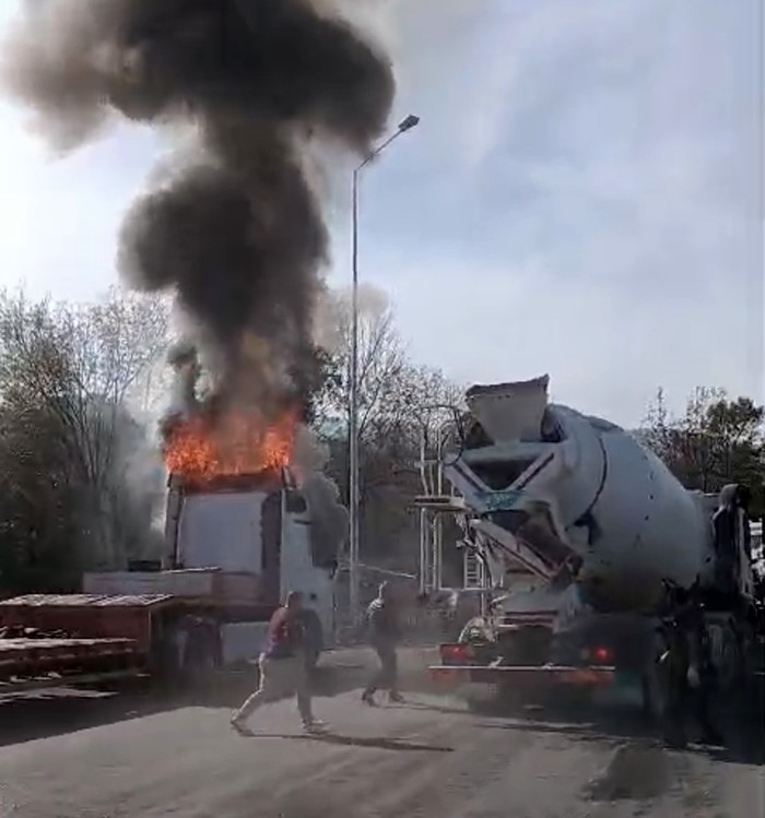 ayni-noktada-yarim-saat-arayla-iki-kamyon-yandi