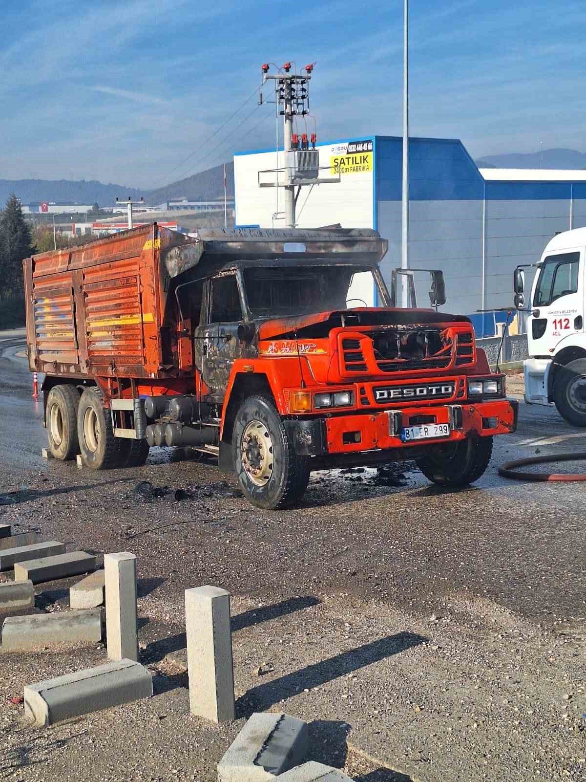 ayni-noktada-yarim-saat-arayla-iki-kamyon-yandi