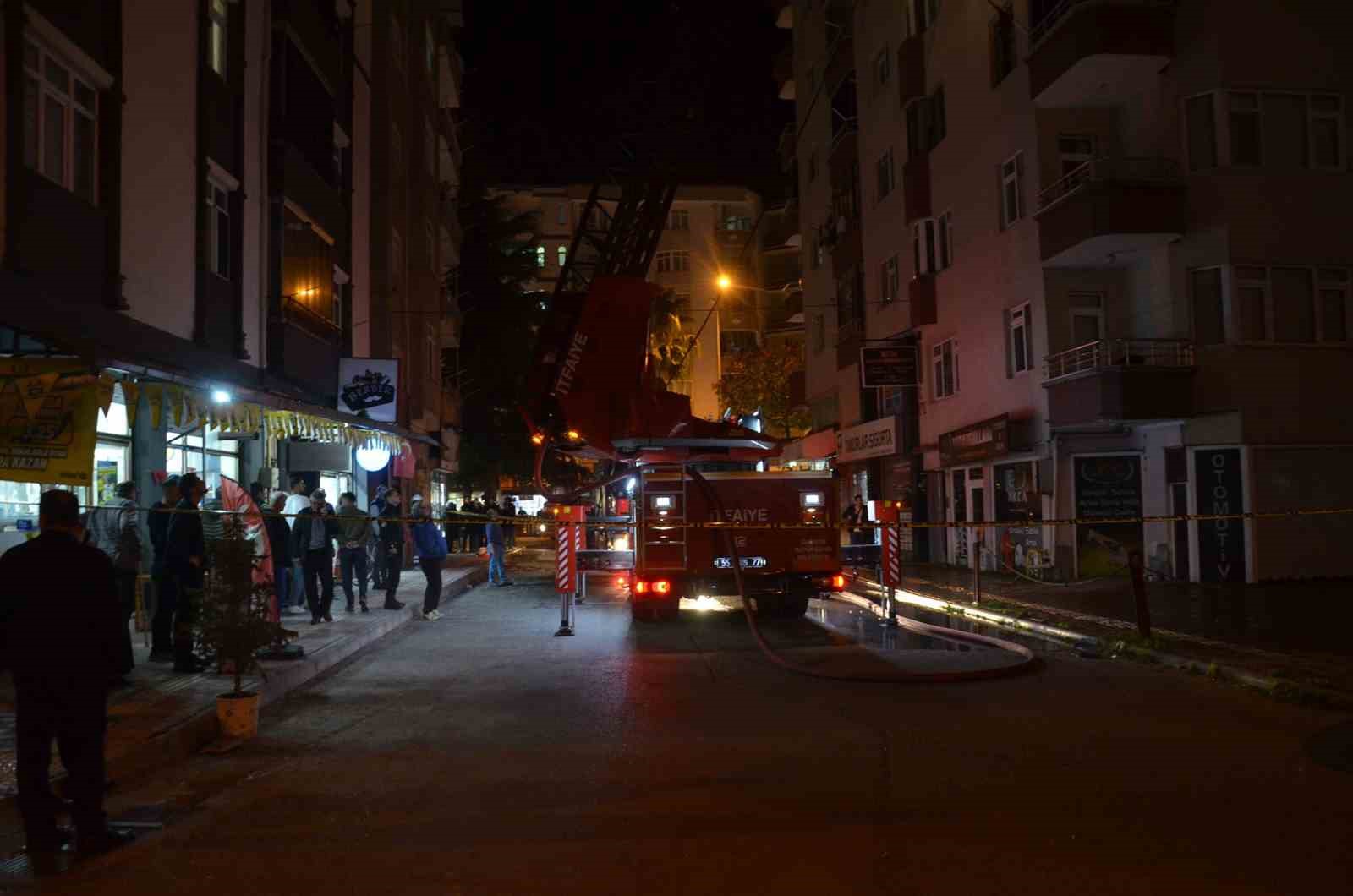 bafrada-7-katli-binanin-catisinda-yangin