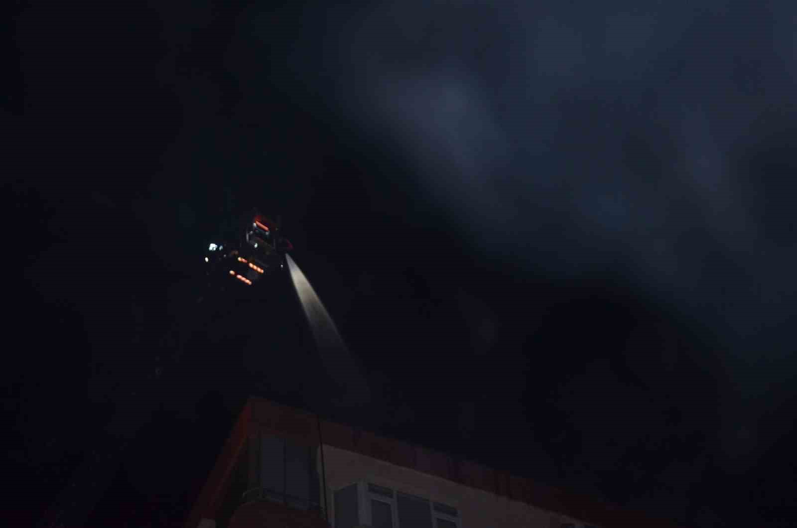 bafrada-7-katli-binanin-catisinda-yangin