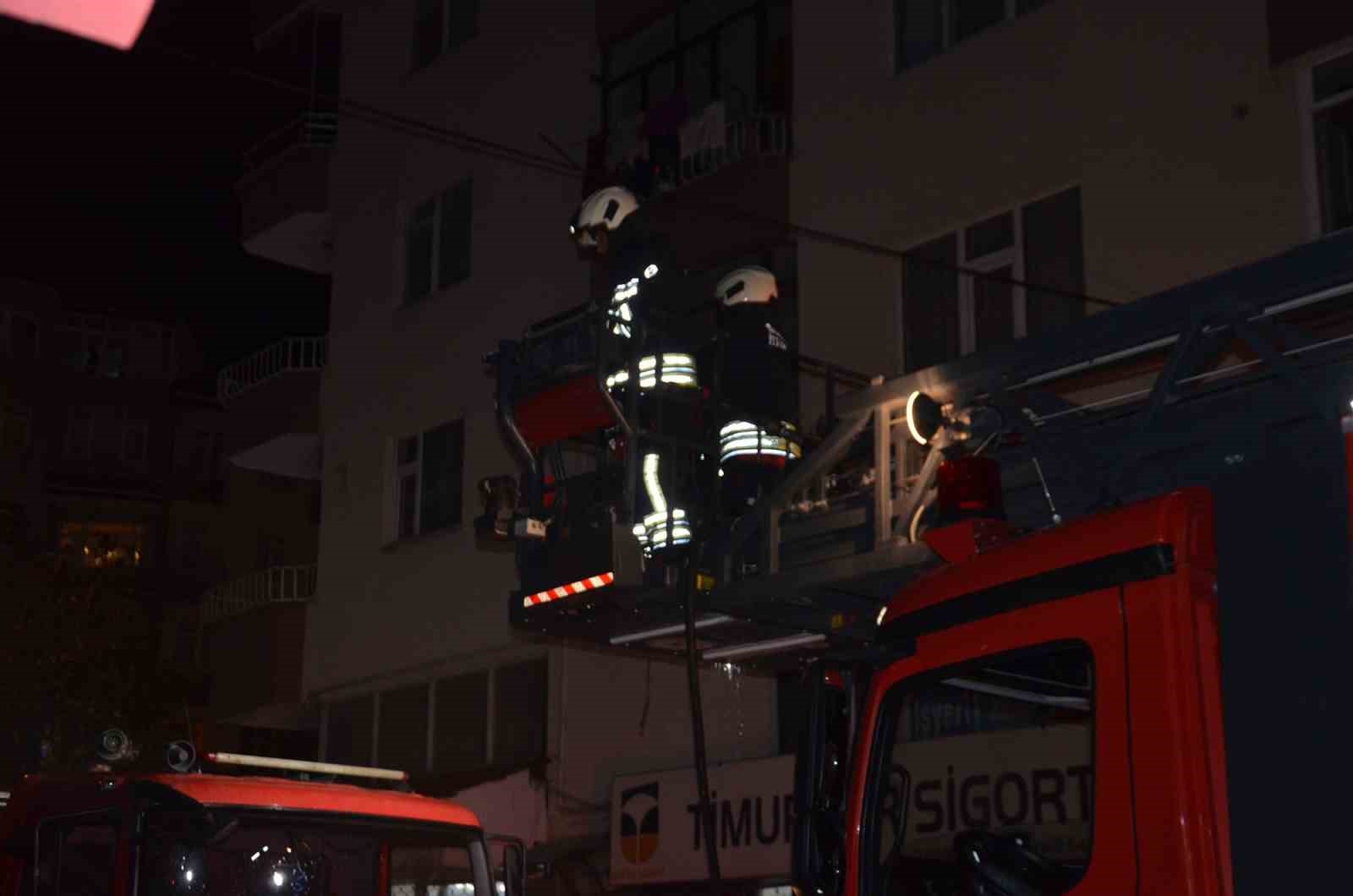 bafrada-7-katli-binanin-catisinda-yangin