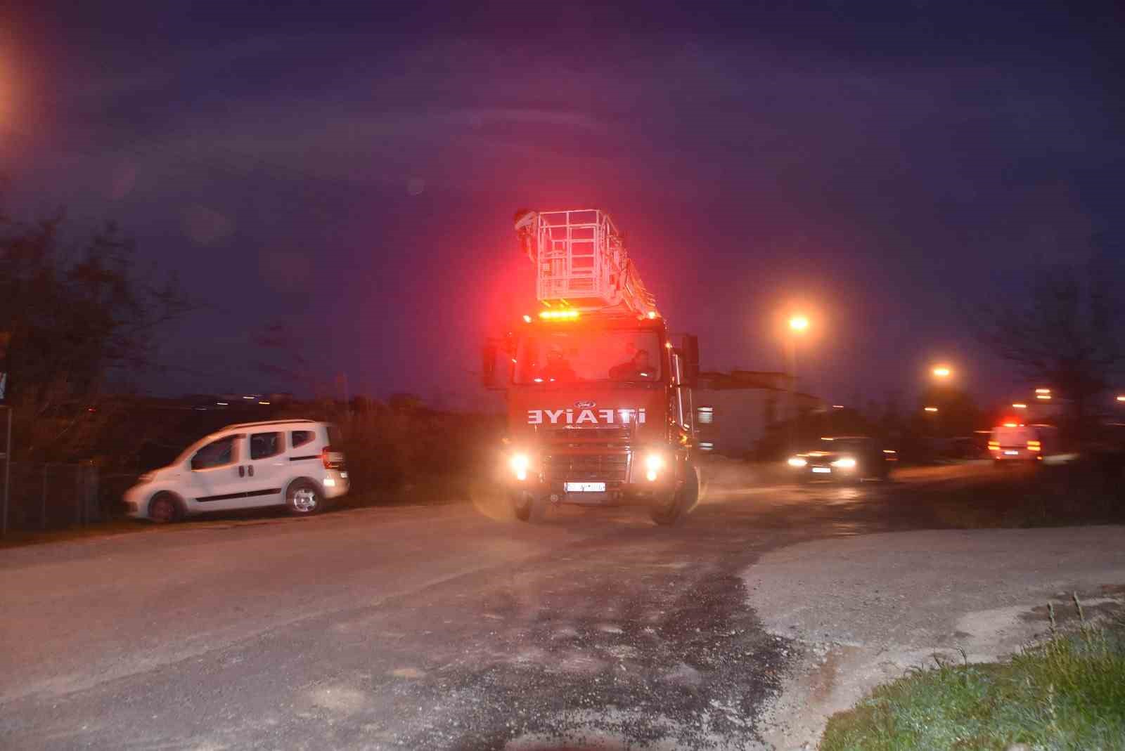 bahcede-plastik-kablo-yakti-ekipleri-harekete-gecirdi