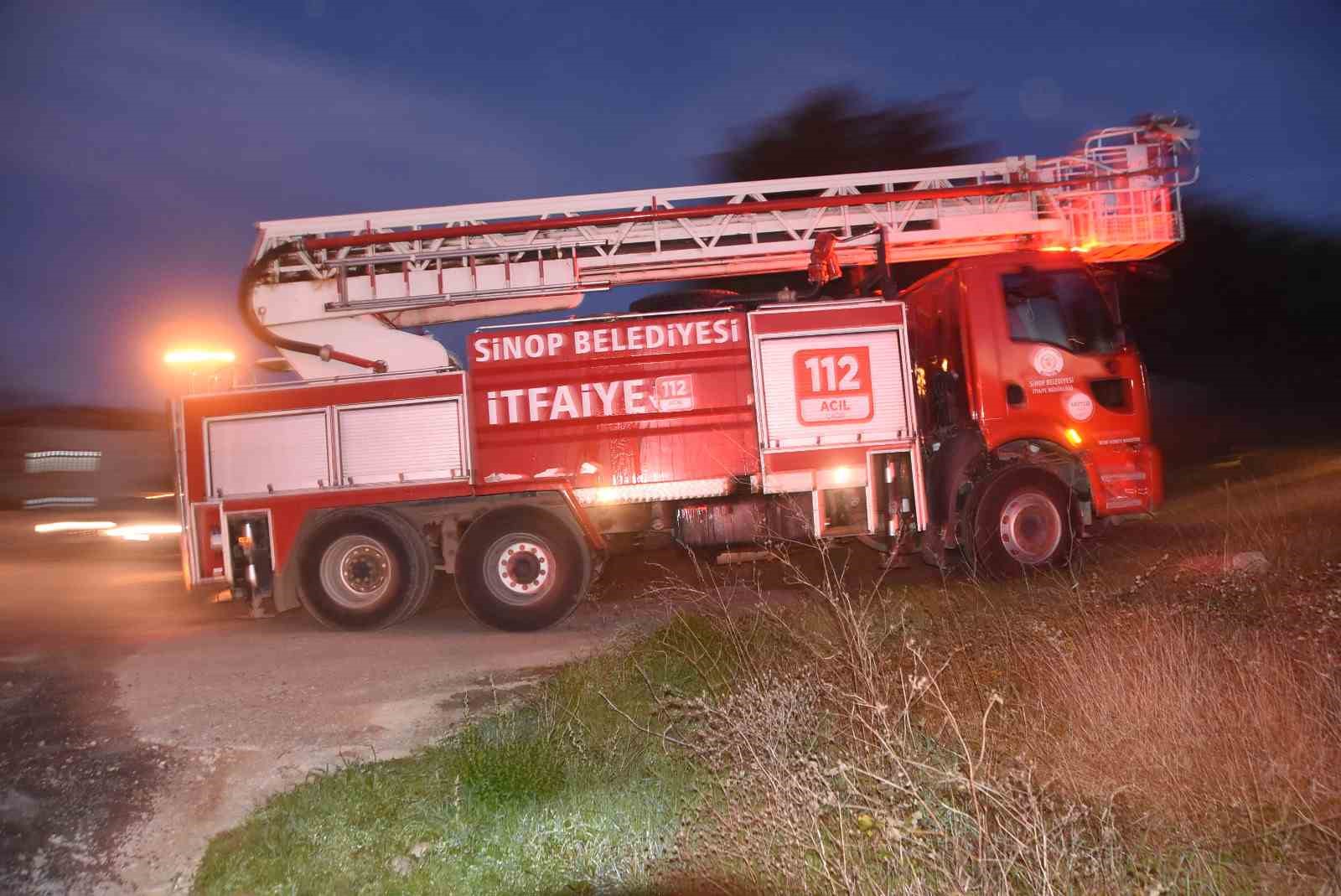 bahcede-plastik-kablo-yakti-ekipleri-harekete-gecirdi