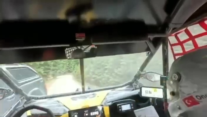 baja-yarisinda-sivil-arac-tehlike-sacti-tecrubeli-pilotlar-faciayi-onledi