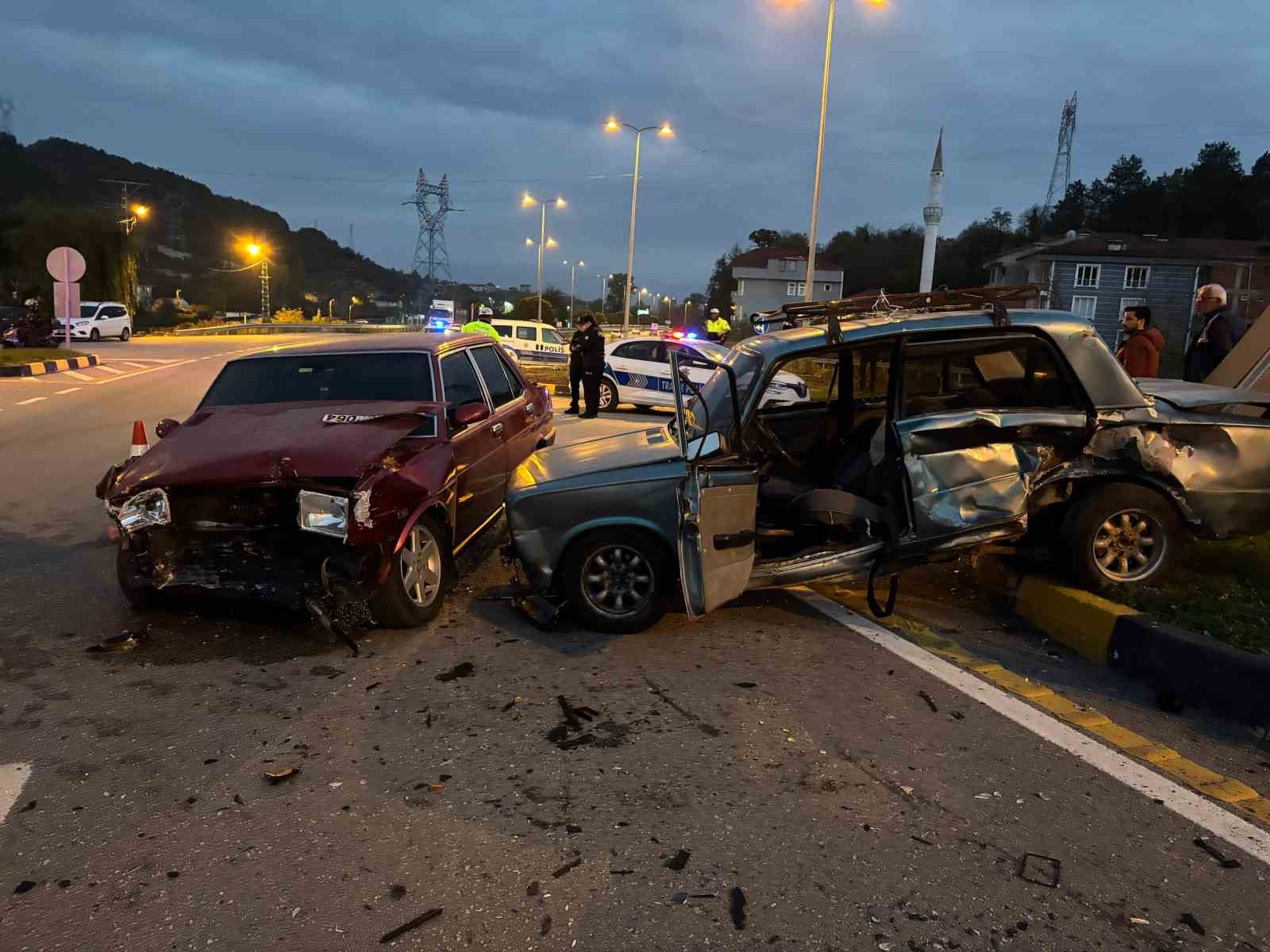 bartinda-kavsakta-iki-otomobil-carpisti-6-yarali