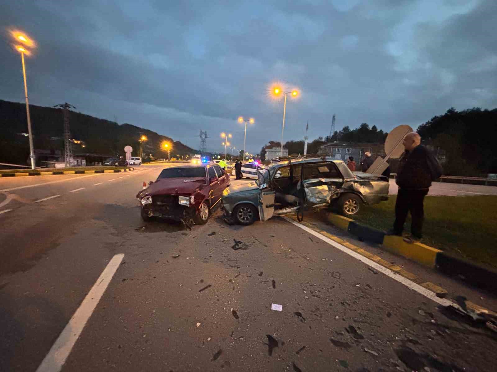 bartinda-kavsakta-iki-otomobil-carpisti-6-yarali