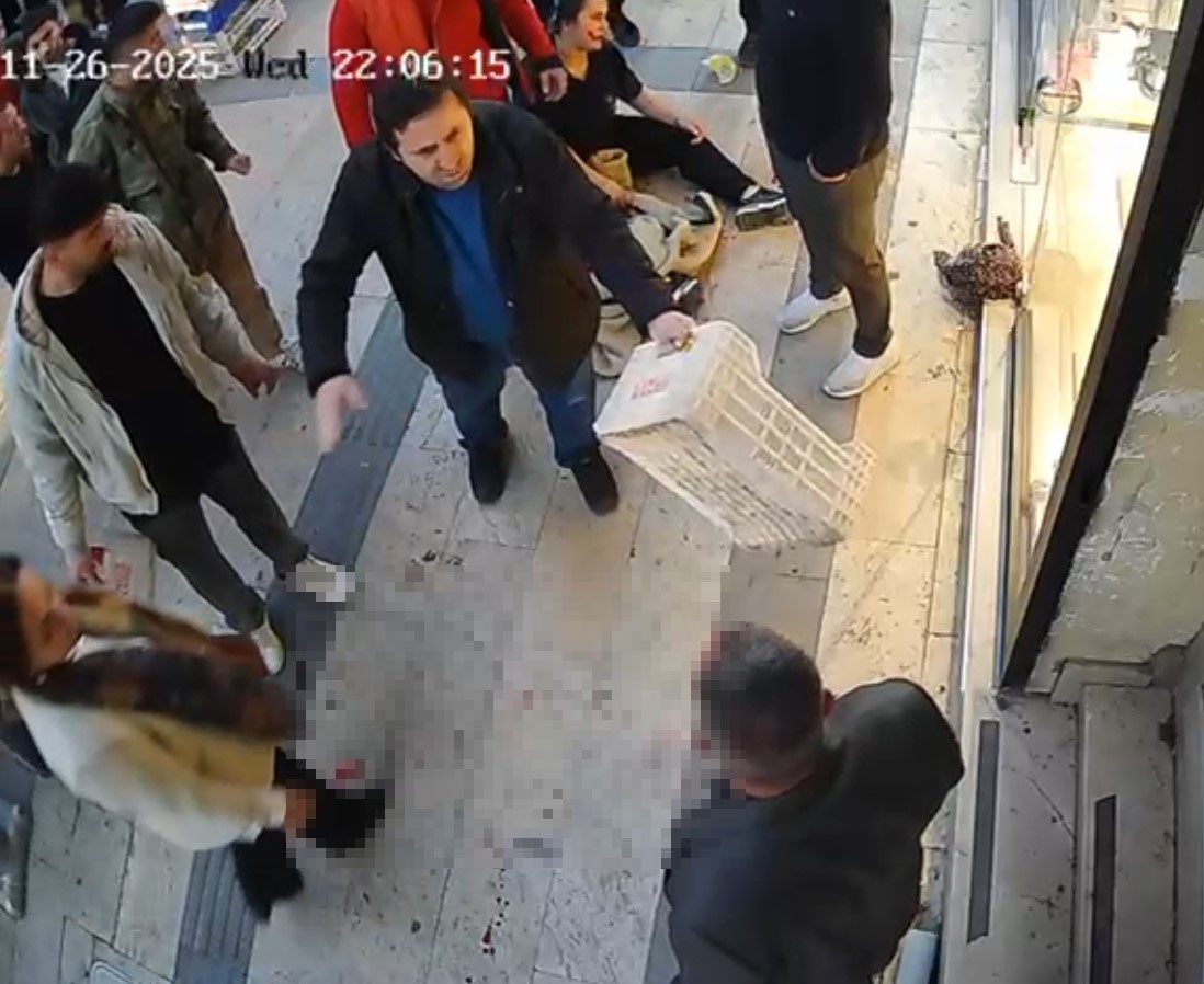 bicakli-saldiriya-ugrayan-kadini-esnaflar-meyve-kasalariyla-kurtardi