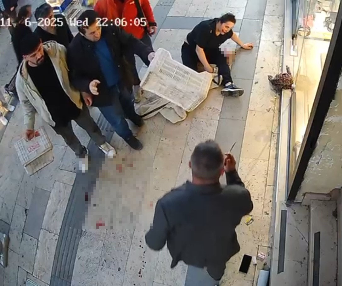 bicakli-saldiriya-ugrayan-kadini-esnaflar-meyve-kasalariyla-kurtardi