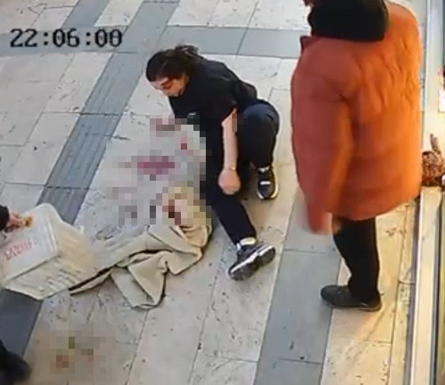 bicakli-saldiriya-ugrayan-kadini-esnaflar-meyve-kasalariyla-kurtardi