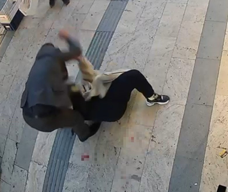 bicakli-saldiriya-ugrayan-kadini-esnaflar-meyve-kasalariyla-kurtardi