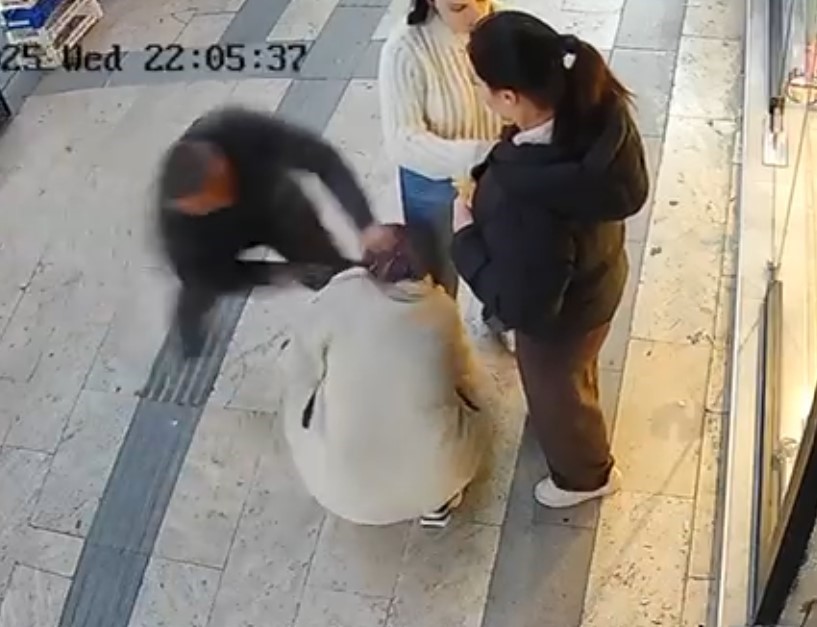 bicakli-saldiriya-ugrayan-kadini-esnaflar-meyve-kasalariyla-kurtardi