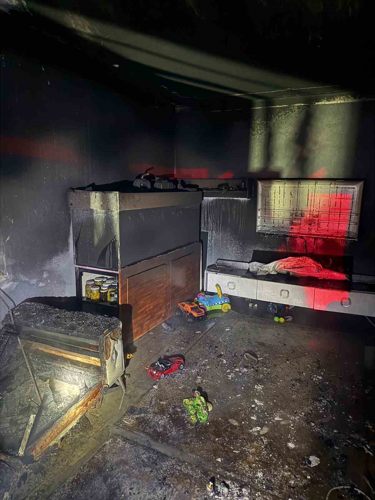 boluda-2-katli-evin-bir-odasi-alev-alev-yandi