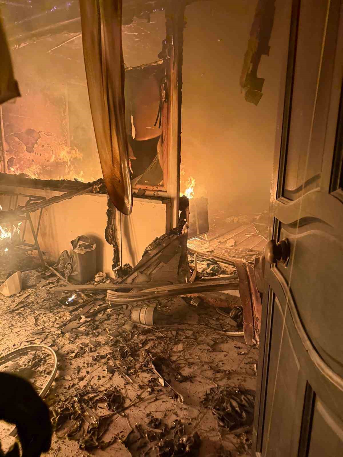 boluda-2-katli-evin-bir-odasi-alev-alev-yandi