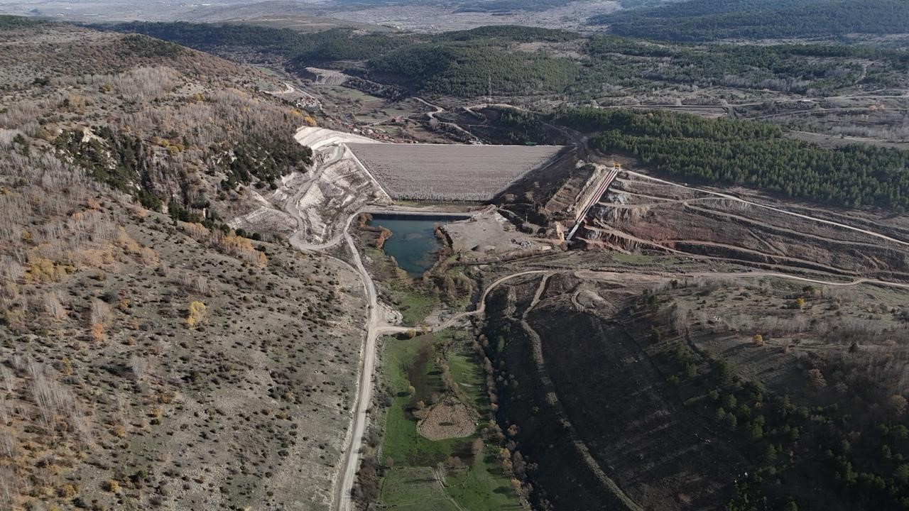 boluda-huzunlu-mesai-200-mezar-sular-altinda-kalmasin-diye-naklediliyor