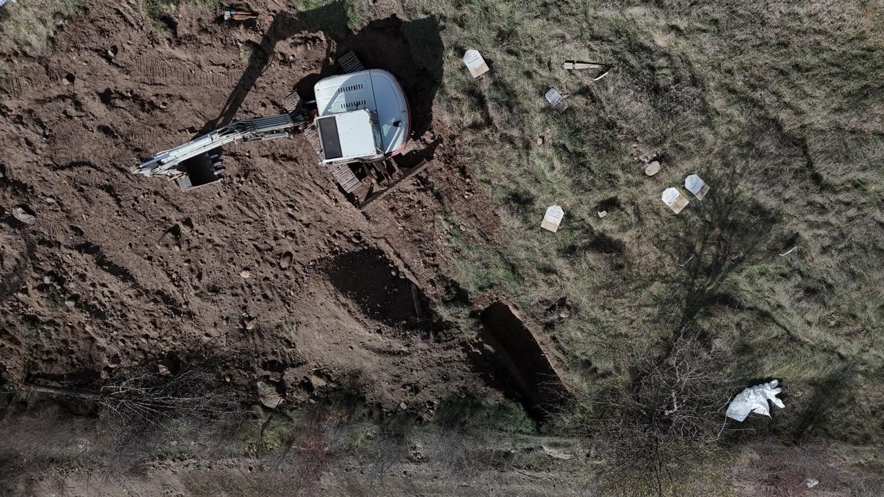 boluda-huzunlu-mesai-200-mezar-sular-altinda-kalmasin-diye-naklediliyor