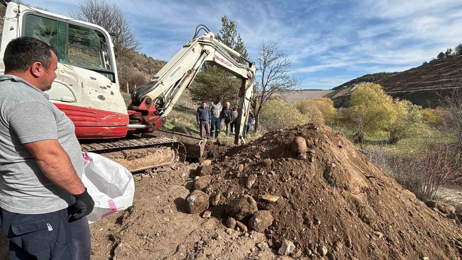 boluda-huzunlu-mesai-200-mezar-sular-altinda-kalmasin-diye-naklediliyor