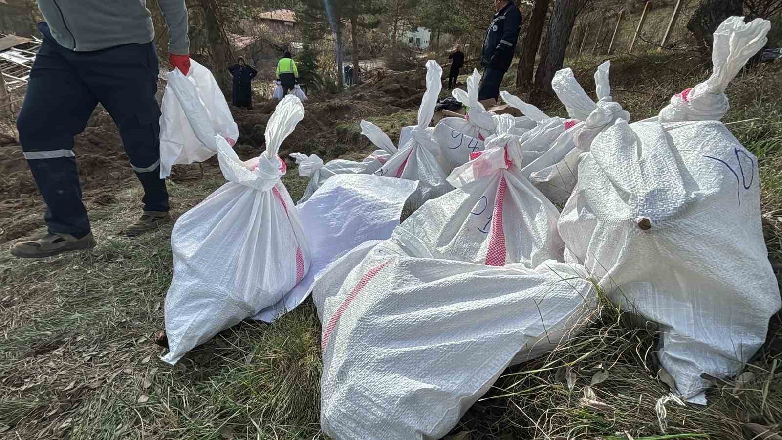 boluda-huzunlu-mesai-200-mezar-sular-altinda-kalmasin-diye-naklediliyor