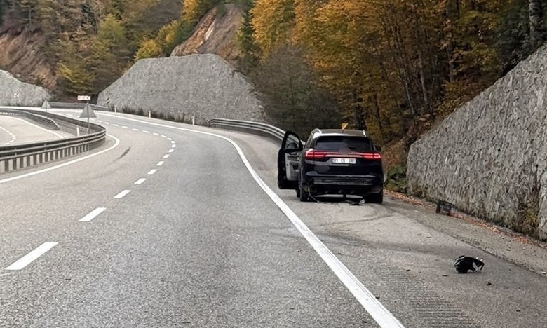 boluda-istinat-duvarina-carpan-arac-agir-hasar-aldi