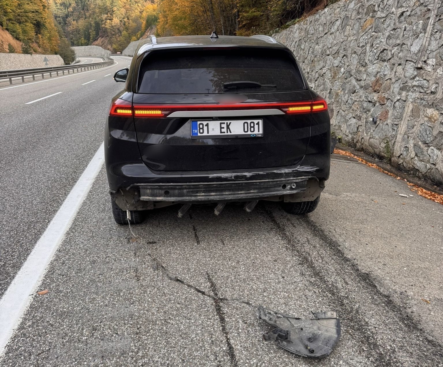 boluda-istinat-duvarina-carpan-arac-agir-hasar-aldi