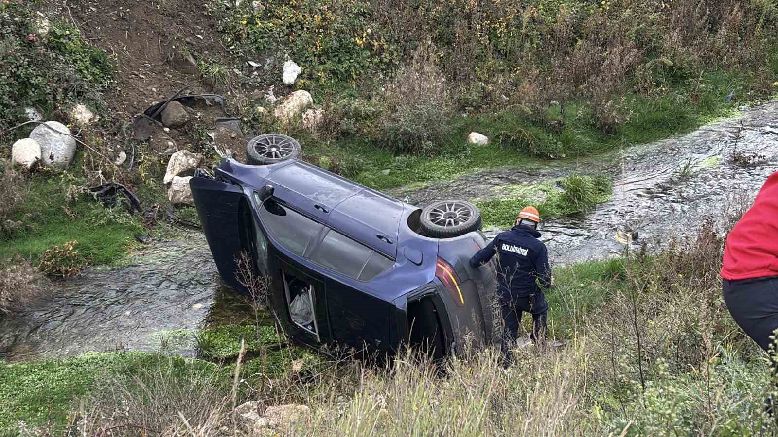 boluda-kontrolden-cikan-otomobil-dereye-uctu-2-yarali