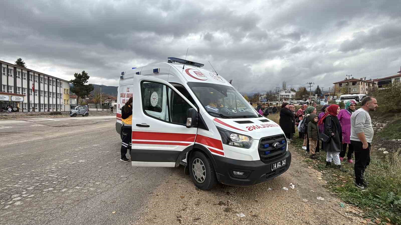 boluda-kontrolden-cikan-otomobil-dereye-uctu-2-yarali