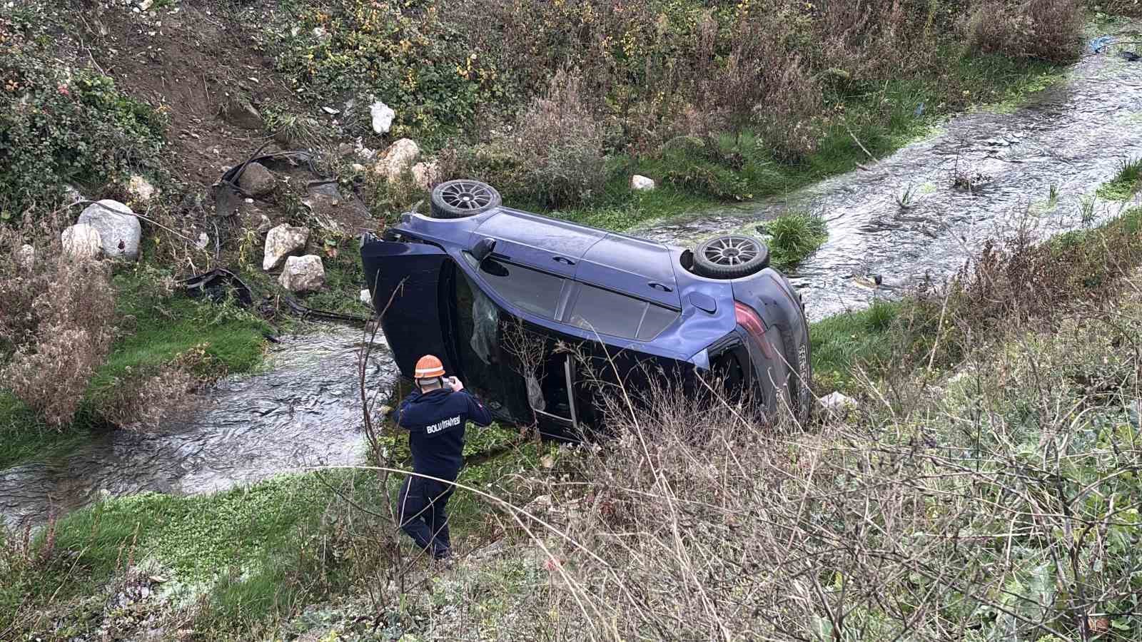 boluda-kontrolden-cikan-otomobil-dereye-uctu-2-yarali