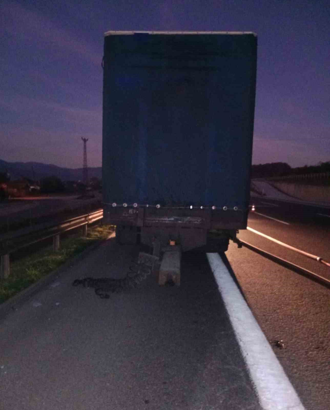 boluda-kuruyemis-yuklu-dorse-yandi