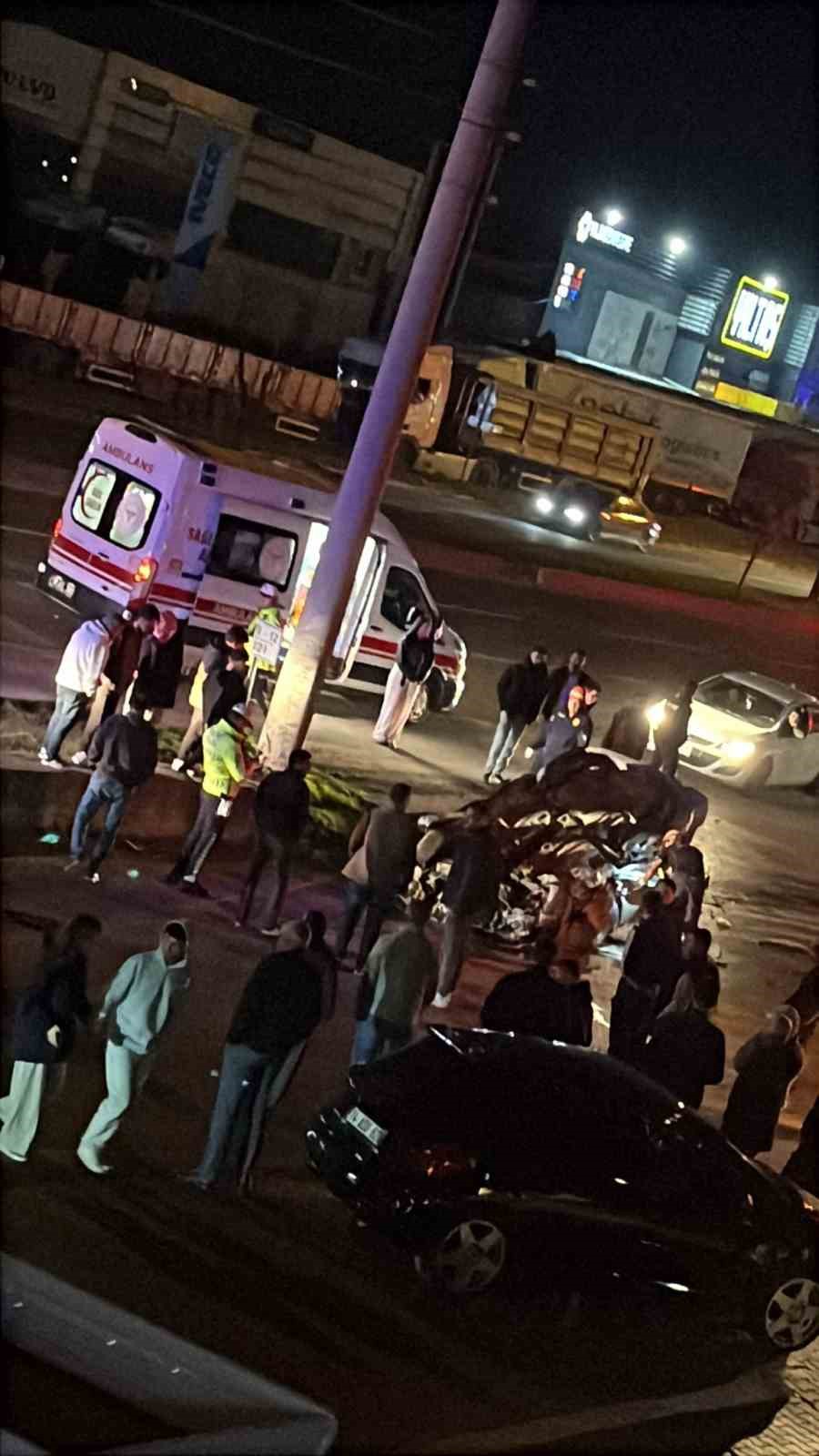 boluda-once-refuje-ardindan-elektrik-diregine-carpan-otomobil-tepetaklak-oldu-1-yarali