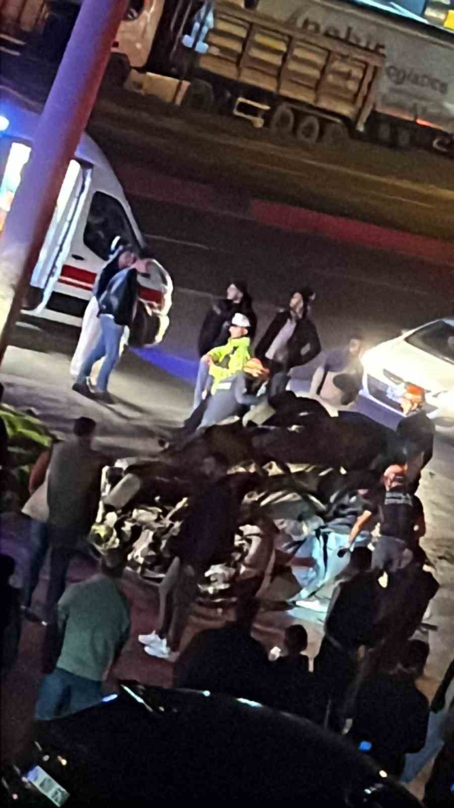 boluda-once-refuje-ardindan-elektrik-diregine-carpan-otomobil-tepetaklak-oldu-1-yarali