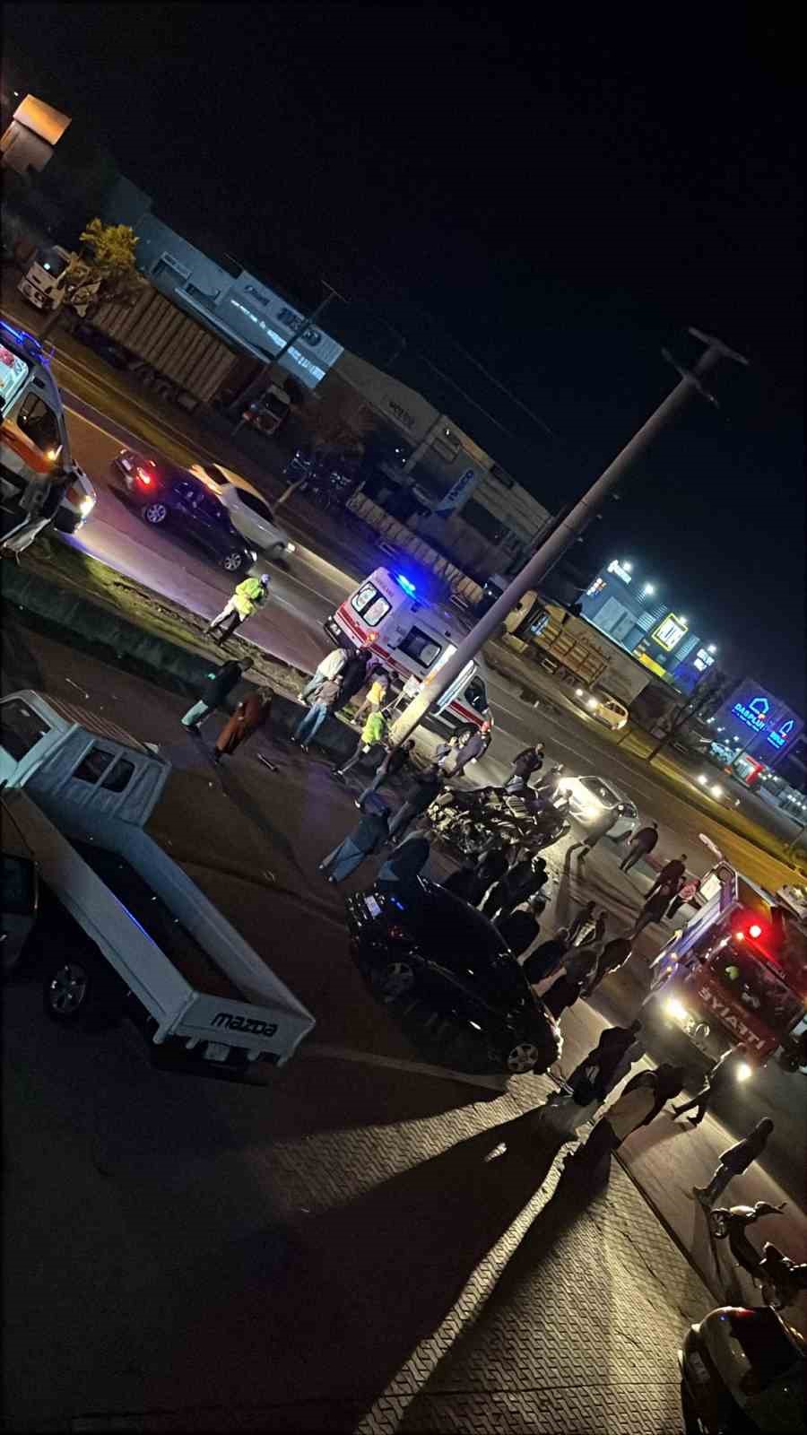 boluda-once-refuje-ardindan-elektrik-diregine-carpan-otomobil-tepetaklak-oldu-1-yarali