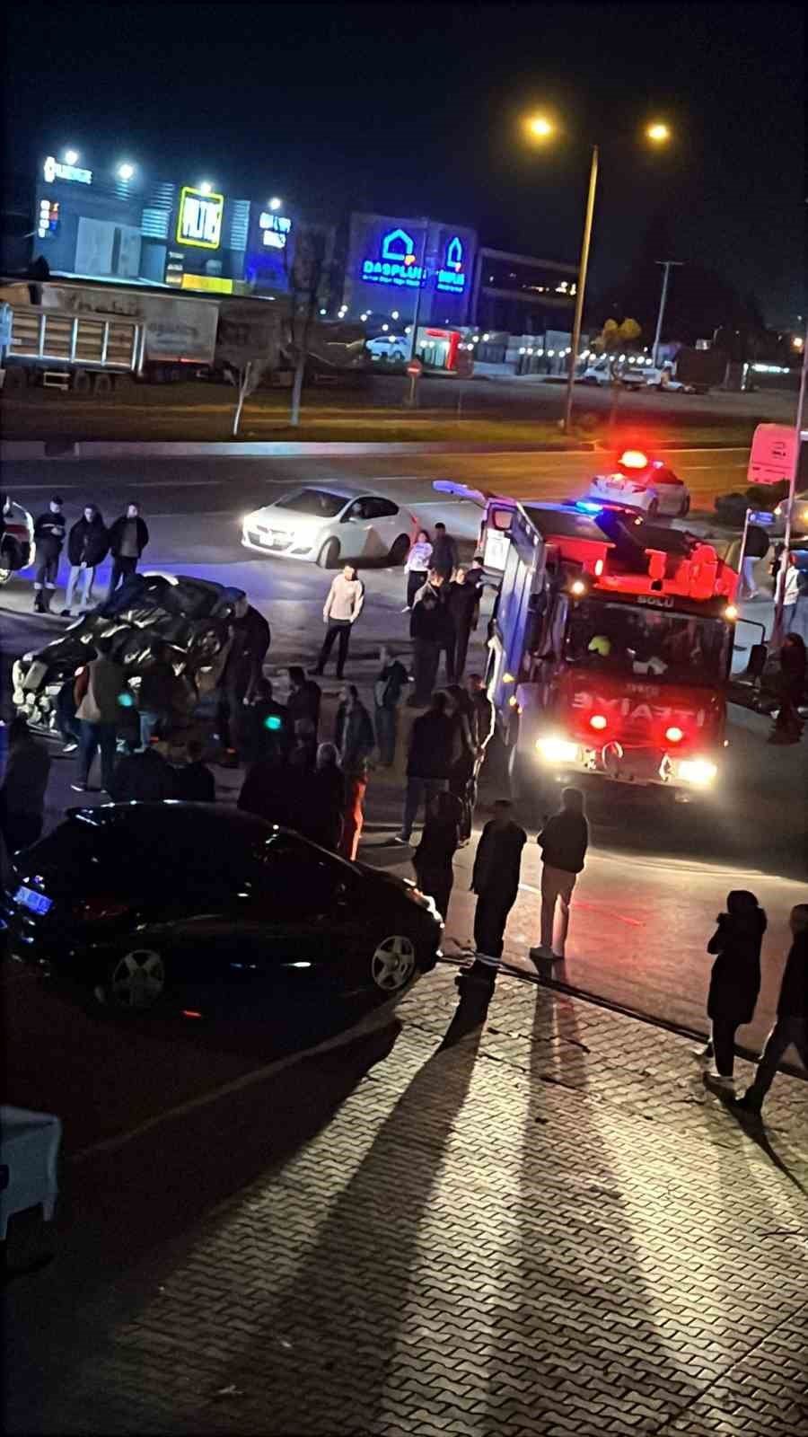 boluda-once-refuje-ardindan-elektrik-diregine-carpan-otomobil-tepetaklak-oldu-1-yarali