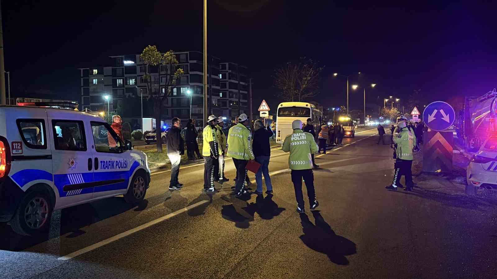 boluda-uc-servis-midibusu-carpisti-11-yarali