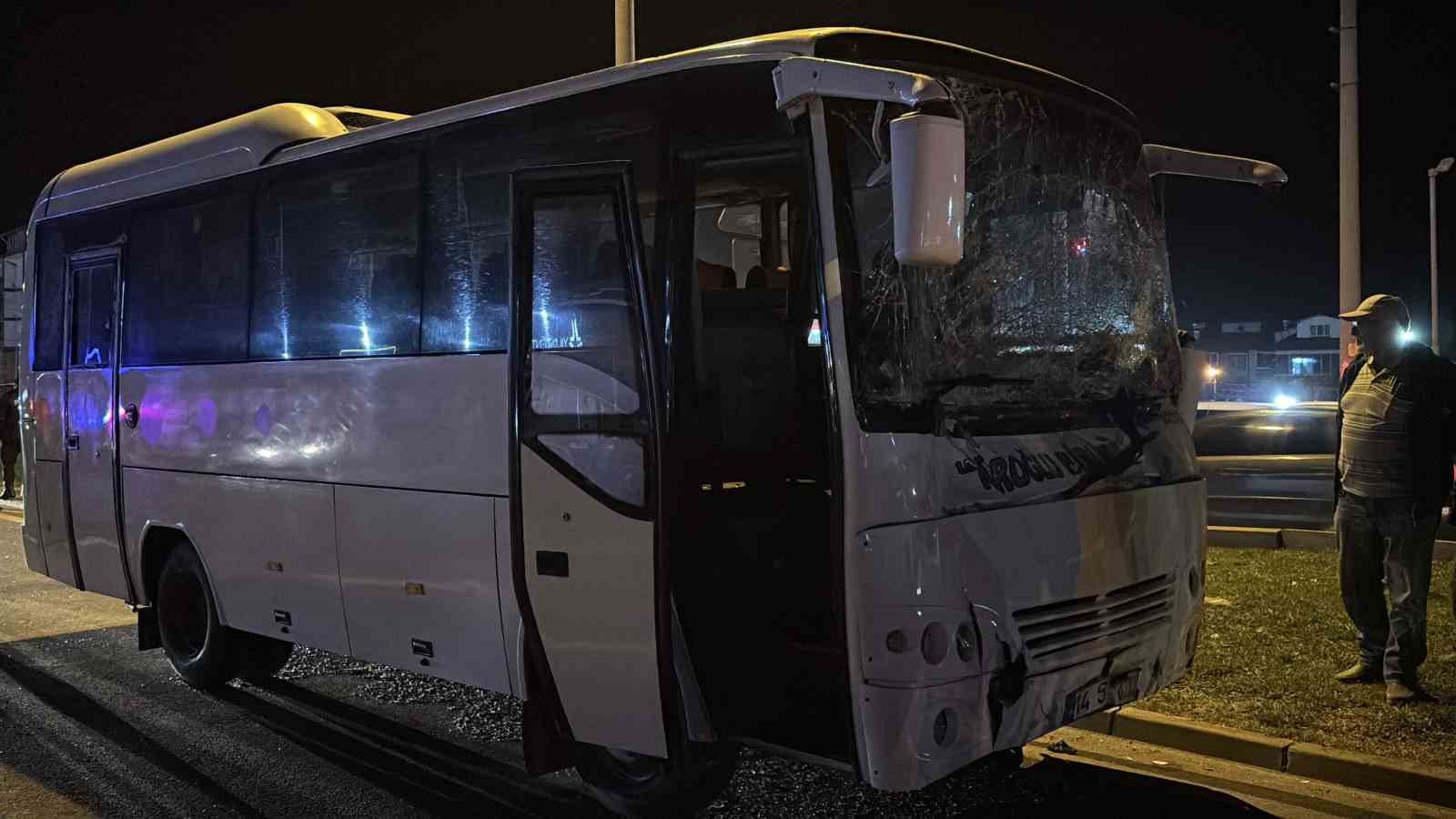 boluda-uc-servis-midibusu-carpisti-11-yarali