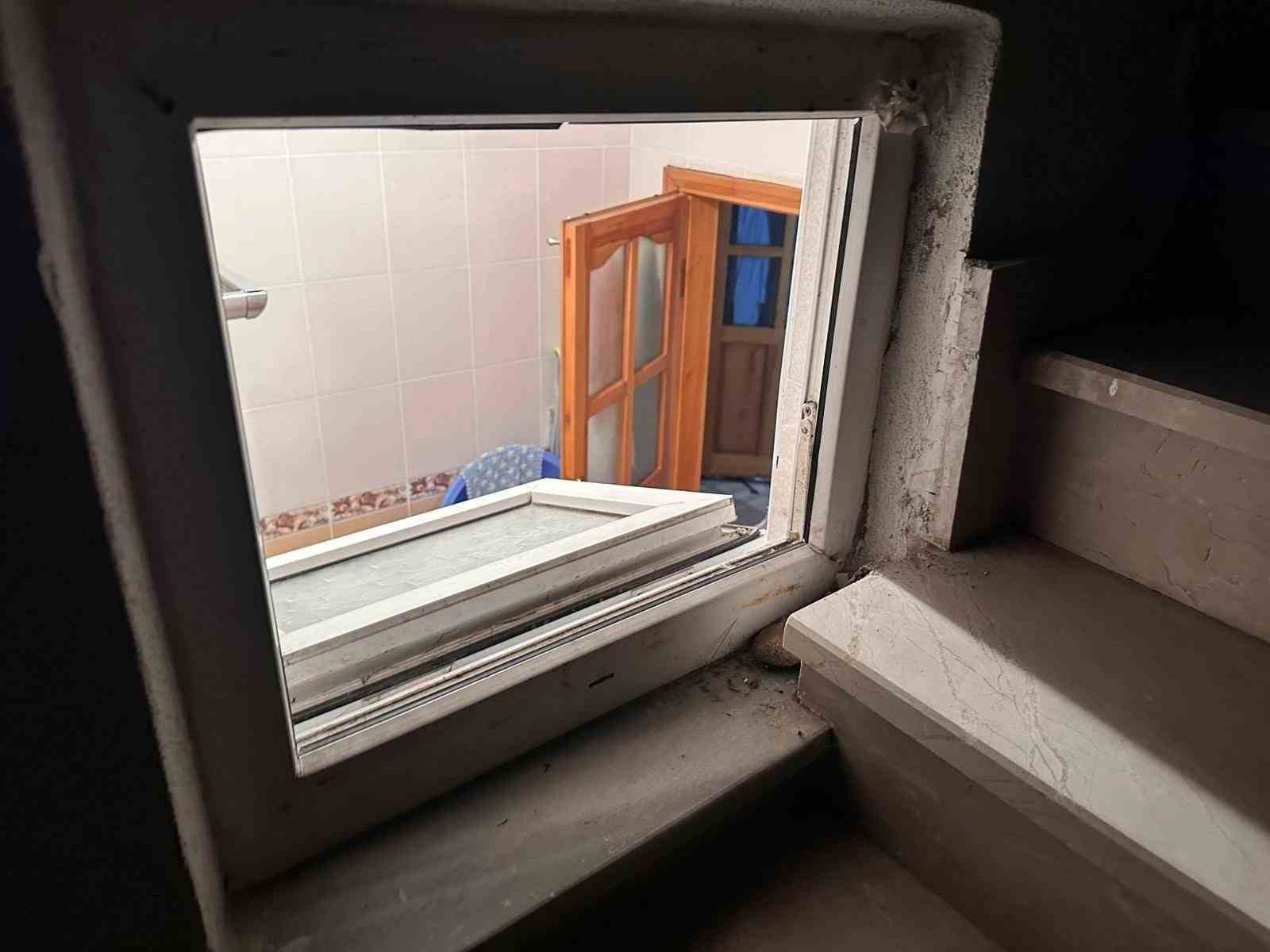 cami-kirip-eve-girdi-yasli-kadinin-agzini-bantlayip-altinlari-caldi