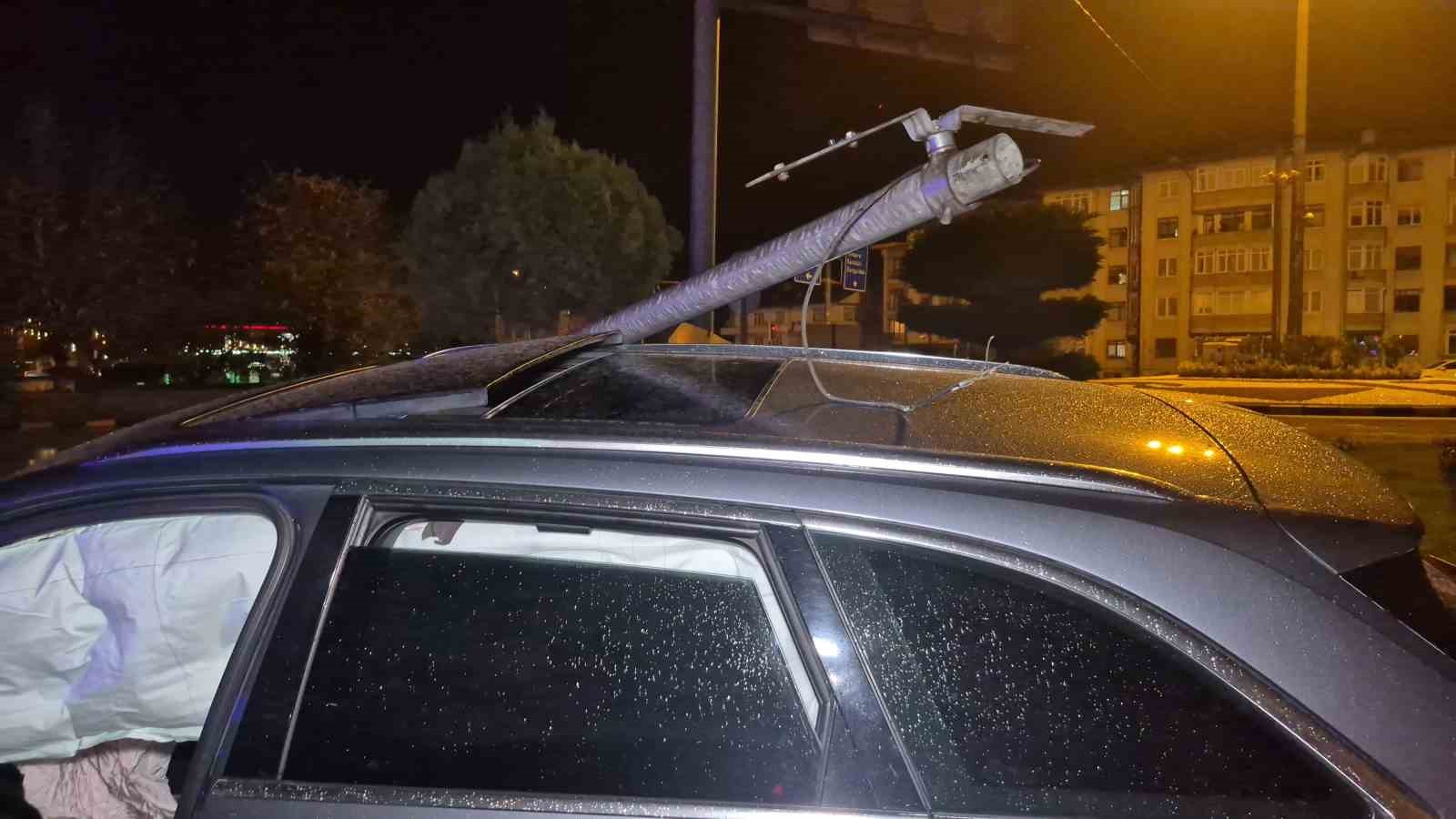 carptigi-direk-aracin-ustune-devrildi-surucu-kaza-yerinden-kacti