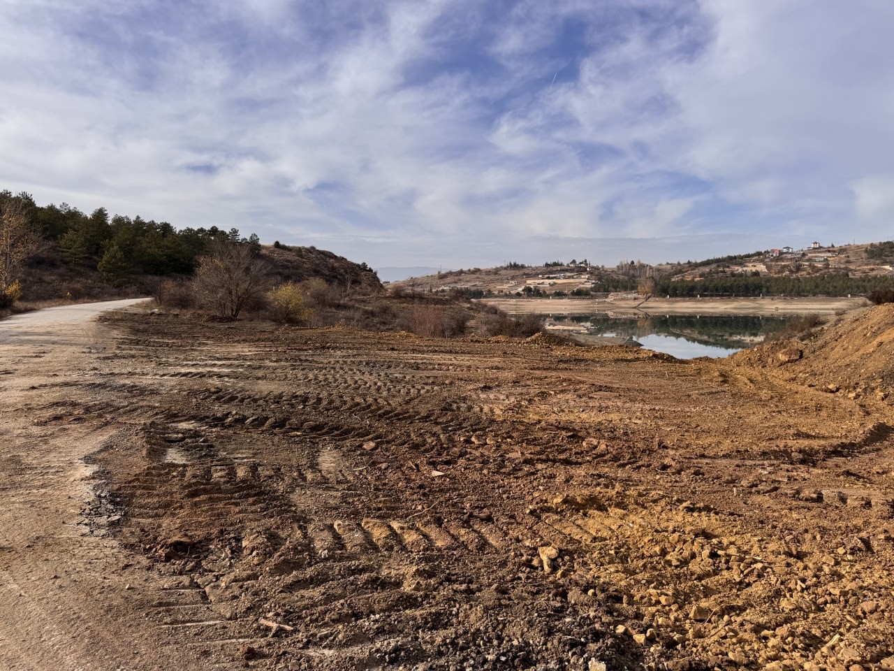 comar-barajinda-2-etap-yol-genisletme-calismalari-basladi