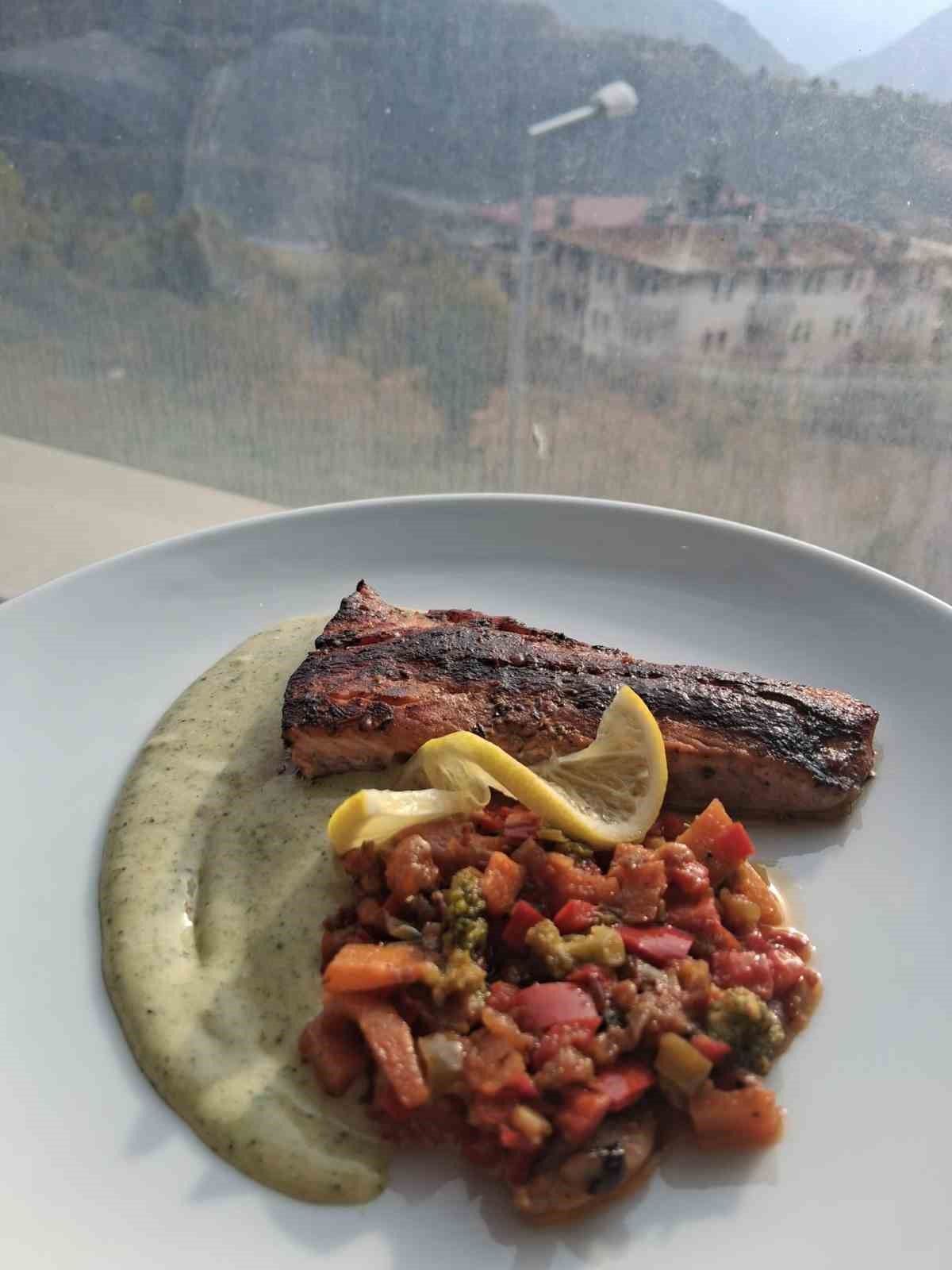 coruhun-incisi-somon-genc-sef-adaylarinin-ellerinde-yaristi