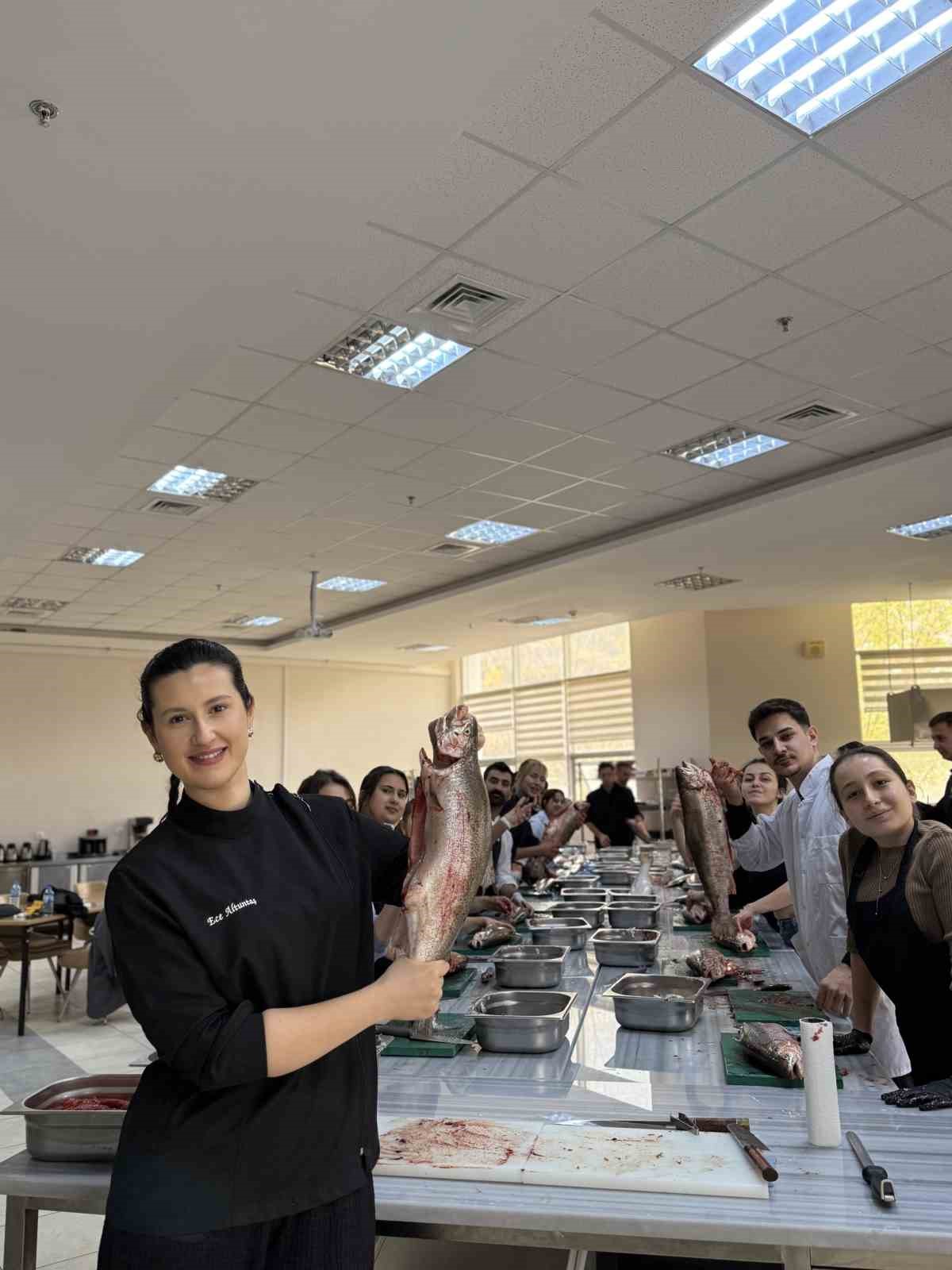 coruhun-incisi-somon-genc-sef-adaylarinin-ellerinde-yaristi